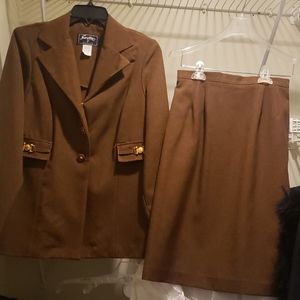 Suit, jacket ànd skirt